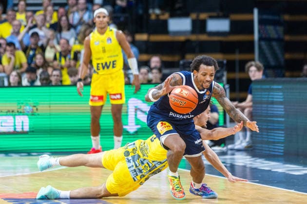 Oldenburg, Lower Saxony, Germany, September 20, 2026, DeLonnie Hunt (left), Syntainics MBC, and Zachary Ensminger (right), EWE Baskets Oldenburg. EWE Baskets Oldenburg vs. Syntainics MBC. Basketball 1. Basketball Bundesliga. 2026–2027 season, Matchday 1, Grosse EWE Arena: EWE Baskets Oldenburg vs. Syntainics MBC Weißenfels www.andreas-burmann.de