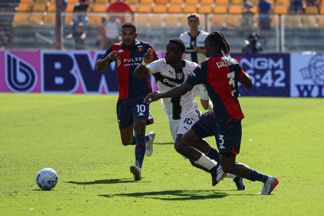 September 20, 2026, Parma: Parma™s Mandela Keita fights for the ball against Genoa™s Kingsley Ehizibue during the italian soccer Serie A match between Parma Calcio 1913 vs Genoa CFC on sept. 20, 2026 at the Stadio Ennio Tardini in Parma, Italy. ANSA Soccer: Serie A; Parma Vs Genoa  - ZUMAa110 20260920_zaf_a110_031 Copyright: xLorenzoxCattanix