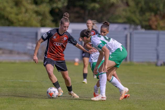 Ingolstadt, Germany, September 20, 2026, 2nd Bundesliga Women 2026–2027, Match 7: FC Ingolstadt 04 vs. Borussia Mönchengladbach. Pictured from left, in a tackle: Emma Kusch (FCI) and Brianna Fee (BMG). DFL and DFB regulations prohibit any use of photographs as image sequences and or quasi-video. ESV Stadion Bayern Copyright: xFotostandx xSchäferx
