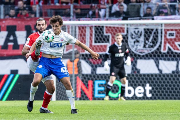 3rd Division, Matchday 7: Rot-Weiss Essen vs. Hansa Rostock, September 20, 2026; Jose Enrique Rios Alonso (Rot-Weiss Essen), 23, Benno Dietze, Hansa Rostock, 42, 3rd Division, Matchday 7: Rot-Weiss Essen vs. Hansa Rostock, Stadion an der Hafenstraße, Essen, September 20, 2026. DFL regulations prohibit any use of photographs as image sequences and or quasi-video. Copyright: xBEAUTIFULxSPORTS Buriakovx