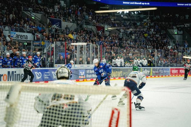September 20, 2026, xwppx, Penny DEL Ice Hockey, Adler Mannheim vs. Eisbären Berlin; Lennard Nieleck (Adler Mannheim) takes a shot on goal