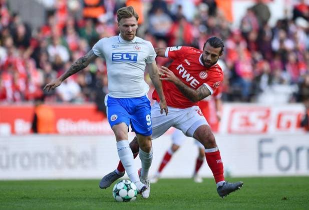 Rot Weiss Essen vs. Hansa Rostock ** FOR EDITORIAL PURPOSES ONLY ** EDITORIAL USE ONLY ** p Soccer 3rd Division, Matchday 7: Rot-Weiss Essen vs. Hansa Rostock on September 20, 2026, at the Stadion an der Hafenstrasse in Essen. Andreas Voglsammer (Hansa Rostock) in the foreground; Jose Enrique Rios Alonso (Rot-Weiss Essen) in the background. Germany, North Rhine-Westphalia, Essen. Copyright ThorstenxTillmann Copyright: ThorstenxTillmann doc87onv7gbbvq1cupjjkap ,EDITORIAL USE ONLY Copyright: ThorstenxTillmann