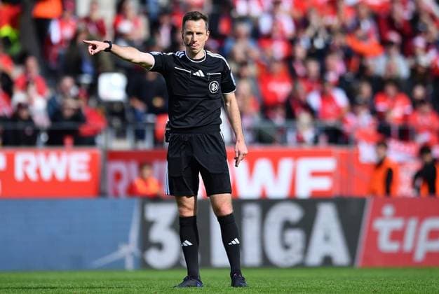 Rot Weiss Essen vs. Hansa Rostock ** FOR EDITORIAL USE ONLY ** EDITORIAL USE ONLY ** Soccer 3rd Division, Matchday 7: Rot-Weiss Essen vs. Hansa Rostock on September 20, 2026, at the Stadion an der Hafenstrasse in Essen. Referee: Lukas Benen, Germany, North Rhine-Westphalia, Essen. Copyright ThorstenxTillmann Copyright: ThorstenxTillmann doc87onv861i4yg8v4yq86 ,EDITORIAL USE ONLY Copyright: ThorstenxTillmann