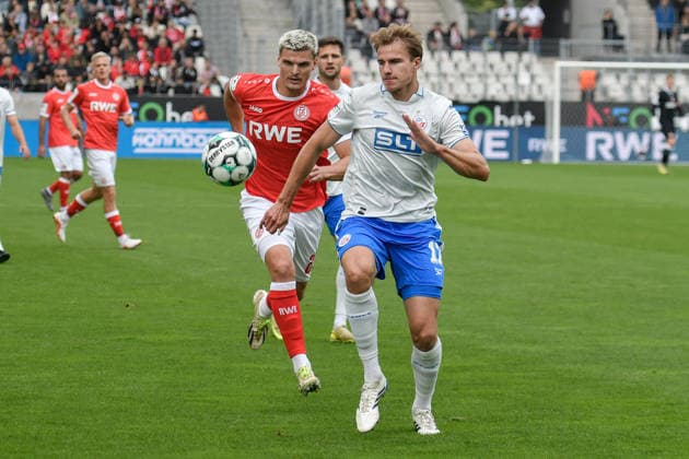 From left in a one-on-one duel: Marek Janssen (Essen), 20; Florian Carstens (Rostock), 17; 09 20 2026 ¢ Soccer ¢ Rot-Weiss Essen vs. Hansa Rostock, Essen Stadium, Essen, DFB DFL regulations prohibit any use of photographs as image sequences and or quasi-video. NRW, Germany Copyright: xpepphotox xSaschaxWeizx pep00321, pep_20260920_hm