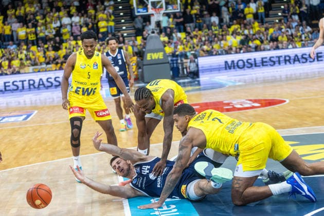 Oldenburg, Lower Saxony, Germany, September 20, 2026, Jure Planinic (bottom), Syntainics MBC; Demajeo Wiggins (right), EWE Baskets Oldenburg; Nate Johnson (center), EWE Baskets Oldenburg; and Jeremy Roach (left), EWE Baskets Oldenburg. EWE Baskets Oldenburg vs. Syntainics MBC. Basketball 1. Basketball Bundesliga. 2026–2027 season, Matchday 1, Grosse EWE Arena: EWE Baskets Oldenburg vs. Syntainics MBC Weißenfels www.andreas-burmann.de