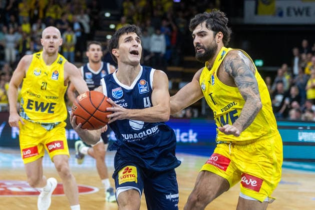 Oldenburg, Lower Saxony, Germany, September 20, 2026, Vuk Radojicic (left), Syntainics MBC, and Marcel Keßen (right), EWE Baskets Oldenburg; EWE Baskets Oldenburg vs. Syntainics MBC; Basketball 1; Basketball Bundesliga; 2026–2027 season, Matchday 1, Grosse EWE Arena: EWE Baskets Oldenburg vs. Syntainics MBC Weißenfels www.andreas-burmann.de