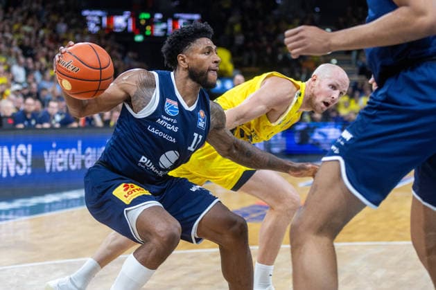 Oldenburg, Lower Saxony, Germany, September 20, 2026, Anthony Gaines (left), Syntainics MBC, and Seth Hinrichs (right), EWE Baskets Oldenburg; EWE Baskets Oldenburg vs. Syntainics MBC; Basketball; 1st Division; 2026–2027 season, Matchday 1, Grosse EWE Arena: EWE Baskets Oldenburg vs. Syntainics MBC Weißenfels www.andreas-burmann.de