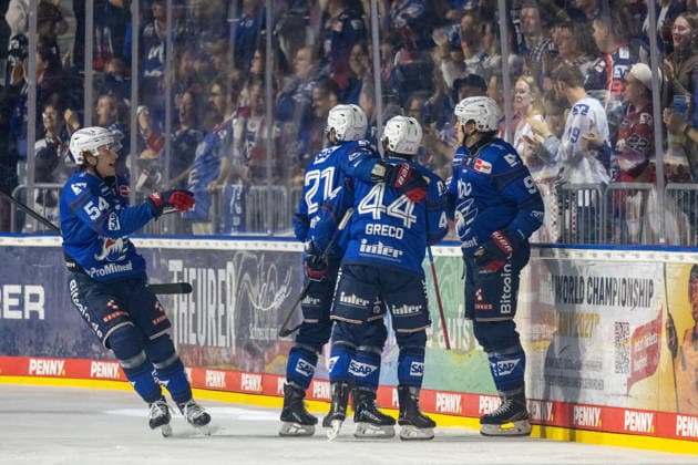 Jubel bei Mannheim nach dem schnellen Anschlusstreffer zum 1:2 durch Kris Bennett (21)