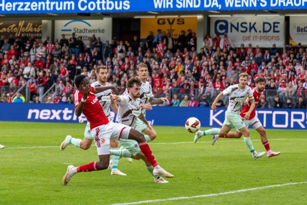 September 20, 2026: Energie Cottbus vs. FC St. Pauli, Matchday 6 of the 2. Bundesliga at the LEAG Energie Stadium; King Manu (Energie Cottbus) vs. Connor Metcalfe (FC St. Pauli), 24 IMPORTANT NOTICE: In accordance with DFL and DFB regulations, it is prohibited to use or allow the use of photographs taken in the stadium and or during the game in the form of sequential images and or video-like photo series. Copyright: xJamesxZabelx