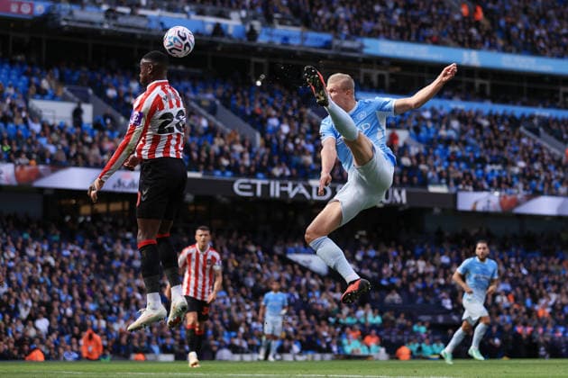 Manchester City gegen Sunderland, 20. September 2026, Premier League, Manchester City gegen Sunderland: Erling Haaland von Manchester City springt zum Schuss hoch. Foto: Simon Stacpoole, Abseits, Manchester, Großbritannien  Copyright: xSimonxStacpoolexOffside