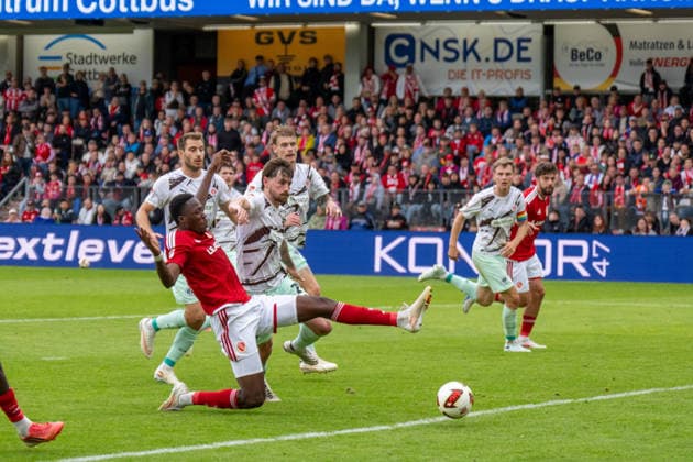 September 20, 2026: Energie Cottbus vs. FC St. Pauli, Matchday 6 of the 2. Bundesliga at the LEAG Energie Stadium; King Manu (Energie Cottbus) vs. Connor Metcalfe (FC St. Pauli), 24 IMPORTANT NOTICE: In accordance with DFL and DFB regulations, it is prohibited to use or allow the use of photographs taken in the stadium and or during the game in the form of sequential images and or video-like photo series. Copyright: xJamesxZabelx