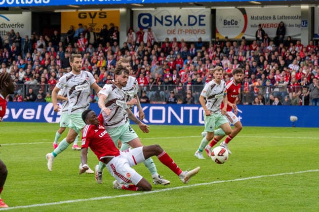 September 20, 2026: Energie Cottbus vs. FC St. Pauli, Matchday 6 of the 2. Bundesliga at the LEAG Energie Stadium; King Manu (Energie Cottbus) vs. Connor Metcalfe (FC St. Pauli), 24 IMPORTANT NOTICE: In accordance with DFL and DFB regulations, it is prohibited to use or allow the use of photographs taken in the stadium and or during the game in the form of sequential images and or video-like photo series. Copyright: xJamesxZabelx