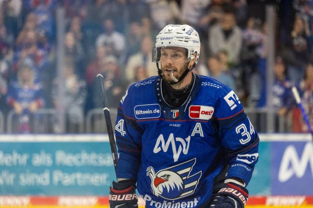 Tom Kühnhackl (34, Mannheim) nach seinem Treffer zum 3:2