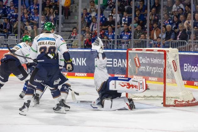 Tom Kühnhackl (34, Mannheim, nicht im Bild) erzielt das 3:2 für die Adler