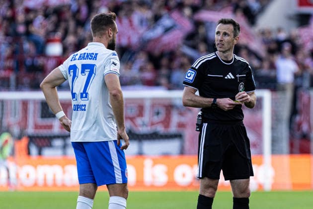 3rd Division, Matchday 7: Rot Weiss Essen vs. Hansa Rostock, September 20, 2026; David Kopacz, Hansa Rostock, 27, Lukas Benen, Referee, 3rd Division, Matchday 7: Rot-Weiss Essen vs. Hansa Rostock, Stadion an der Hafenstraße, Essen, September 20, 2026. DFL regulations prohibit any use of photographs as image sequences and or quasi-video. Copyright: xBEAUTIFULxSPORTS Buriakovx