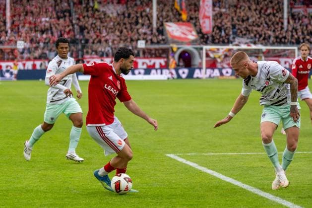 September 20, 2026: Energie Cottbus vs. FC St. Pauli, Matchday 6 of the 2. Bundesliga at the LEAG Energie Stadium; Tolcay Cigerci (Energie Cottbus), 10 vs. Louis Oppie (FC St. Pauli), 23 IMPORTANT NOTICE: In accordance with DFL and DFB regulations, it is prohibited to use or allow the use of photographs taken in the stadium and or during the match in the form of sequences of images and or video-like photo series. Copyright: xJamesxZabelx