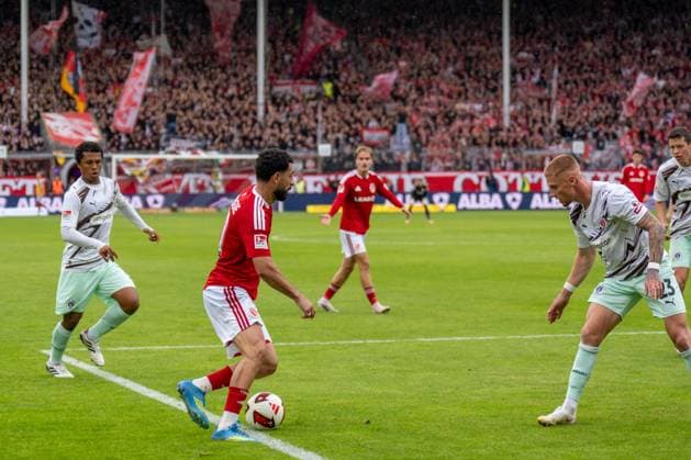 September 20, 2026: Energie Cottbus vs. FC St. Pauli, Matchday 6 of the 2. Bundesliga at the LEAG Energie Stadium; Tolcay Cigerci (Energie Cottbus), 10 vs. Louis Oppie (FC St. Pauli), 23 IMPORTANT NOTICE: In accordance with DFL and DFB regulations, it is prohibited to use or allow the use of photographs taken in the stadium and or during the match in the form of sequences of images and or video-like photo series. Copyright: xJamesxZabelx