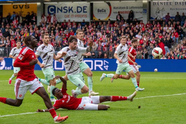 September 20, 2026: Energie Cottbus vs. FC St. Pauli, Matchday 6 of the 2. Bundesliga at the LEAG Energie Stadium; King Manu (Energie Cottbus) vs. Connor Metcalfe (FC St. Pauli), 24 IMPORTANT NOTICE: In accordance with DFL and DFB regulations, it is prohibited to use or allow the use of photographs taken in the stadium and or during the game in the form of sequential images and or video-like photo series. Copyright: xJamesxZabelx