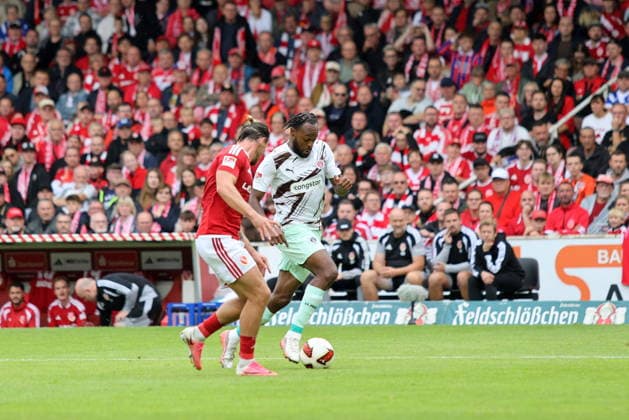 3 Henry Rorig (Energie Cottbus), left, in a duel with 26 Ricky Jade Jones (St. Pauli), 2. Bundesliga 2026–2027, FC Energie Cottbus vs. FC St. Pauli
