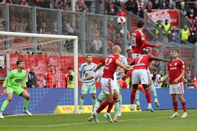 Heading chance for Luca Erlein, 21, of Energie Cottbus; Men s Soccer, 2. Bundesliga, 2026–2027: FC Energie Cottbus vs. FC St. Pauli