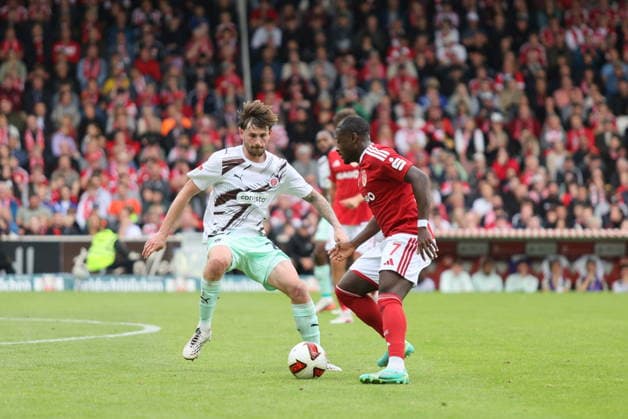 24 Connor Metcalfe, St. Pauli (L), 7 Christian Kinsombi, Energie Cottbus, Soccer, 2. Bundesliga, 2026–2027, FC Energie Cottbus, FC St. Pauli