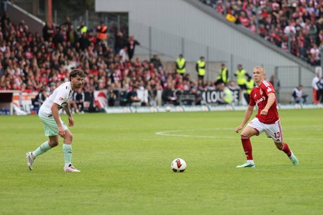24 Connor Metcalfe, St. Pauli (L), 13 Dmytro Bogdanov, Energie Cottbus (R) Soccer 2. Bundesliga 2026–2027 FC Energie Cottbus FC St. Pauli