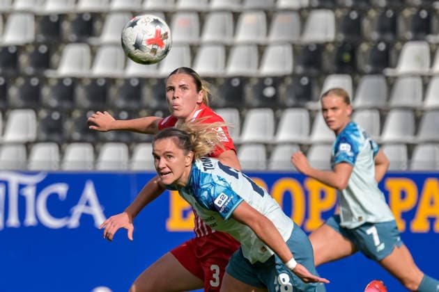 Alina Axtmann, SC Freiburg Women, 03, Paulina Tomasiak, Bayer 04 Leverkusen Women, 28, in the match GER, SC Freiburg vs. Bayer 04 Leverkusen, Women s Soccer, Bundesliga, Matchday 5, 2026–2027 season, September 20, 2026 DFB regulations prohibit any use of photographs as image sequences and or quasi-video GER, SC Freiburg vs. Bayer 04 Leverkusen, Women’s Soccer, Bundesliga, Matchday 5, 2026–2027 Season, September 20, 2026, Freiburg Copyright: xEibner-Pressefotox EP_THS