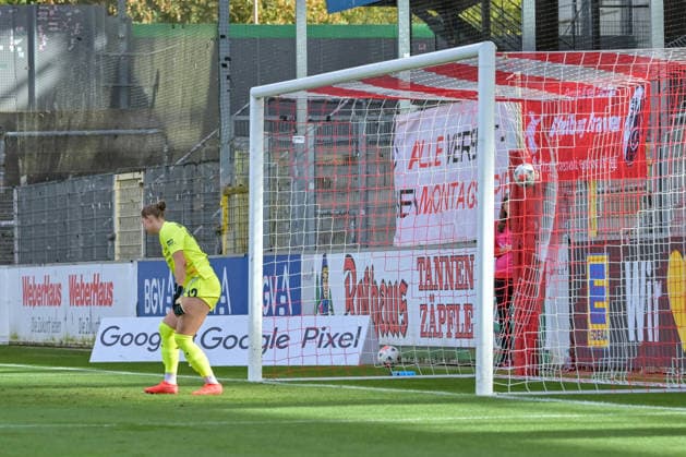 Rafaela Borggraefe (Bayer 04 Leverkusen Women, 12) is unable to stop Cornelia Kramer’s (Bayer 04 Leverkusen Women, 07, leading to the 0–1 goal for GER, SC Freiburg vs. Bayer 04 Leverkusen, Women s Soccer, Bundesliga, Matchday 5, 2026–2027 Season, September 20, 2026 DFB regulations prohibit any use of photographs as image sequences and or quasi-video GER, SC Freiburg vs. Bayer 04 Leverkusen, Women’s Soccer, Bundesliga, Matchday 5, 2026–2027 Season, September 20, 2026, Freiburg Copyright: xEibner-Pressefotox EP_THS