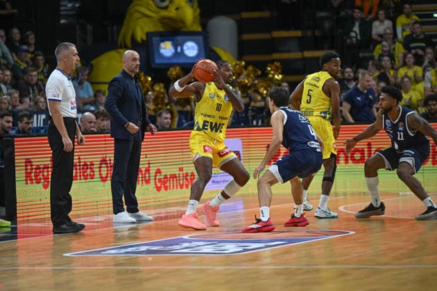 September 20, 2026, GER, Basketball, Bundesliga 1 Matchday, 2026–2027 Season, Oldenburg, EWE Arena, EWE Baskets Oldenburg vs. Syntainics MBC Nate JOHNSON EWE Baskets Oldenburg 10 Vuk RADOJICIC Syntainics MBC 4 Oldenburg EWE Arena Lower Saxony Germany Copyright: xnordphotoxGmbHx xRojahnx