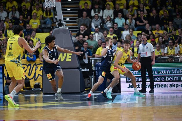 September 20, 2026, GER, Basketball, Bundesliga 1 Matchday, 2026–2027 Season, Oldenburg, EWE Arena, EWE Baskets Oldenburg vs. Syntainics MBC Zach ENSMINGER EWE Baskets Oldenburg 3 Sean FLOOD Syntainics MBC 5 Oldenburg EWE Arena Lower Saxony Germany Copyright: xnordphotoxGmbHx xRojahnx