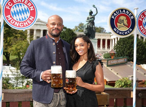 Coach Vincent Kompany with his wife Carla Higgs Kompany; soccer; FC Bayern Munich; traditional visit to the Munich Oktoberfest (Wiesn), folk festival; September 20, 2026; PHOTO: FC Bayern via Mladen Lackovic