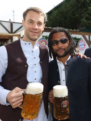 Goalkeeper Manuel Neuer and Serge Gnabry: FC Bayern Munich s traditional visit to the Munich Oktoberfest (Wiesn) on September 20, 2026. PHOTO: FC Bayern via Mladen Lackovic