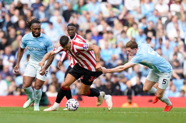 Manchester, England, 20th September 2026. Granit Xhaka of Sunderland grabbed by Elliot Anderson of Manchester City during the Manchester City vs Sunderland Premier League match at the Etihad Stadium, Manchester. Picture credit should read: Andrew Yates Sportimage EDITORIAL USE ONLY. No use with unauthorised audio, video, data, fixture lists, club league logos or live services. Online in-match use limited to 120 images, no video emulation. No use in betting, games or single club league player publications. SPI_062_AY_ManCity_Sunderland SPI-5012-0060