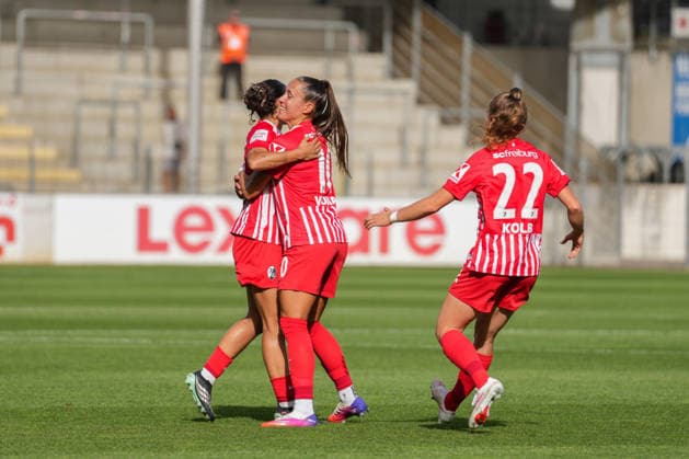 Google Pixel Women s Bundesliga: SC Freiburg vs. Bayer 04 Leverkusen, September 20, 2026—Celebration of the 1–0 goal (an own goal). Google Pixel Women s Bundesliga: SC Freiburg vs. Bayer 04 Leverkusen, Dreisamstadion, September 20, 2026 DFB and DFL regulations prohibit any use of photographs as image sequences and or quasi-video. Copyright: xBEAUTIFULxSPORTS Boscox