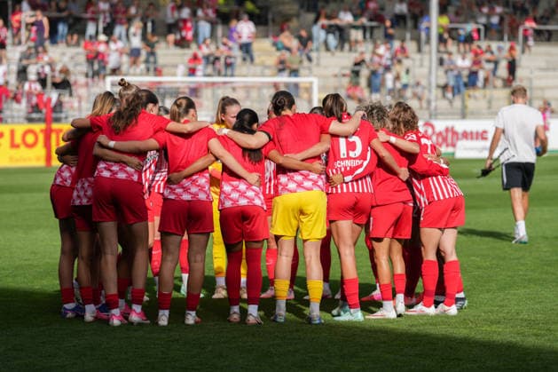 Google Pixel Women s Bundesliga: SC Freiburg vs. Bayer 04 Leverkusen, September 20, 2026. The Freiburg women s team forming a circle before the game. Google Pixel Women s Bundesliga: SC Freiburg vs. Bayer 04 Leverkusen, Dreisamstadion, September 20, 2026 DFB and DFL regulations prohibit any use of photographs as image sequences and or quasi-video. Copyright: xBEAUTIFULxSPORTS Boscox