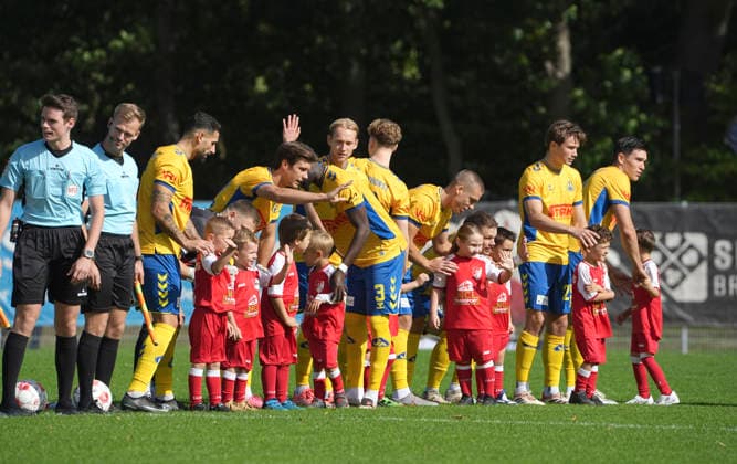 Photo: Atlas players greet the youth players and spectators. Regional League North, Matchday 10, Sunday, September 20, 2026: Atlas Delmenhorst vs. ETV Eimsbüttel