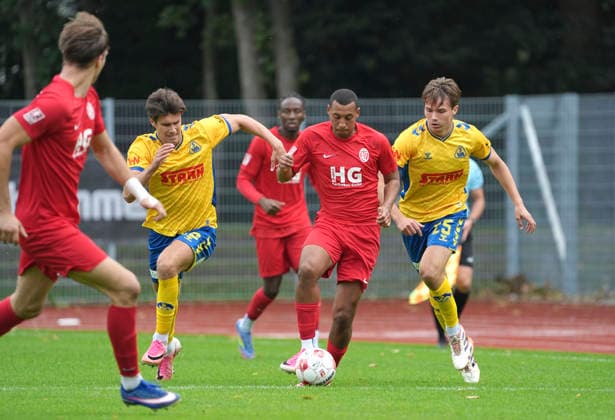 Photo by Jon Willem PAULI: ETV is faster than Niklas TEPE (Atlas), on the right, and Yehya ALALAMI (Atlas), 27-9, Regional League North, Matchday 10 on Sun, Sep 20, 2026: Atlas Delmenhorst vs. ETV Eimsbüttel