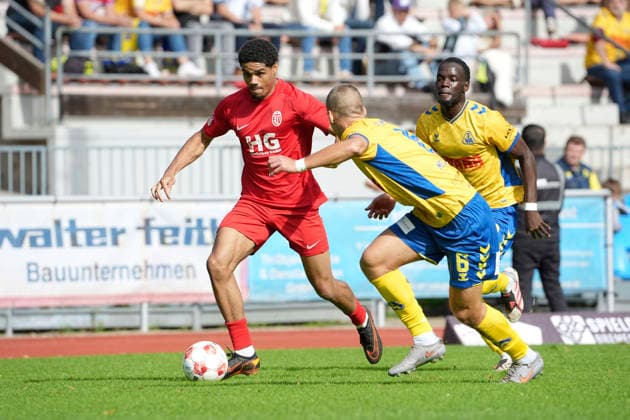 Photo: Jamal Joel GRAMBERG (ETV) and Yegor MELENIVSKSYI (Atlas) with the ball; right: Soccer Regionalliga Nord, Matchday 10 on Sun, Sept. 20, 2026, Atlas Delmenhorst vs. ETV Eimsbüttel