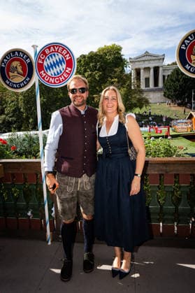 Assistant Coach Aaron Danks and his wife at FC Bayern Munich s traditional visit to the Munich Oktoberfest (Wiesn), September 20, 2026. PHOTO: FC Bayern via Mladen Lackovic