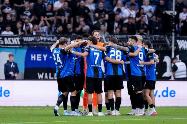 Players from SV Waldhof Mannheim gather in a team huddle before kickoff; huddle, team huddle, concentration, camaraderie, pep talk, motivation, September 20, 2026, Mannheim, Germany, soccer, 3rd Division, SV Waldhof Mannheim vs. SC Preußen Münster, DFB and DFL regulations prohibit any use of photographs as image sequences and or quasi-video xozx