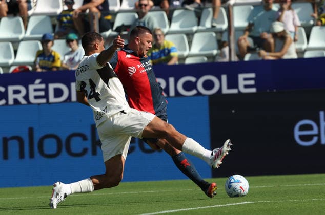 Parma™s Emanuele Valeri fights for the ball with Genoa™s Milutin Osmajic during the Serie A soccer match between Parma and Genoa at the Ennio Tardini Stadium in Parma, north west Italy - September 20, 2026. - Soccer  Copyright: xGiannixSantandrea LaPressex