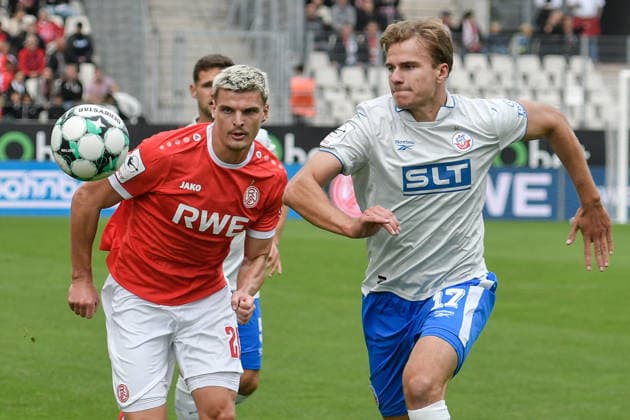 From left in a one-on-one: Marek Janssen, Essen 20; Florian Carstens, Rostock 17; 09 20 2026 ¢ Soccer ¢ Rot-Weiss Essen vs. Hansa Rostock, Essen Stadium, Essen, DFB DFL regulations prohibit any use of photographs as image sequences and or quasi-video. NRW, Germany Copyright: xpepphotox xSaschaxWeizx pep00321, pep_20260920_hm
