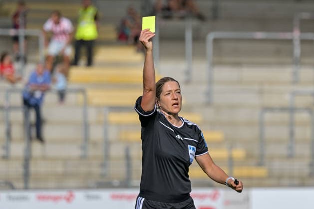 Referee Karoline Wacker shows Lilla Turanyi of Bayer 04 Leverkusen Women, 24, a yellow card (GER), SC Freiburg vs. Bayer 04 Leverkusen, Women s Soccer, Bundesliga, Matchday 5, 2026–2027 season, September 20, 2026 DFB regulations prohibit any use of photographs as image sequences and or quasi-video GER, SC Freiburg vs. Bayer 04 Leverkusen, Women’s Soccer, Bundesliga, Matchday 5, 2026–2027 Season, September 20, 2026, Freiburg Copyright: xEibner-Pressefotox EP_THS