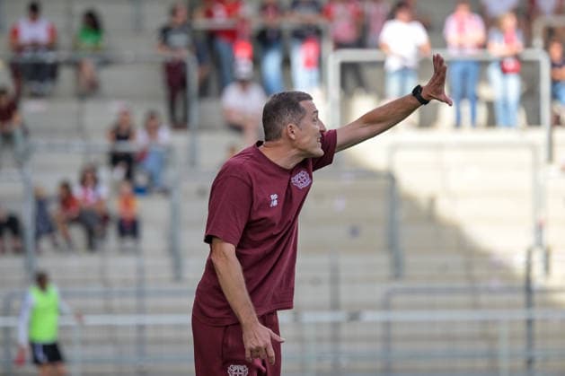 Roberto Paetzold, Bayer 04 Leverkusen Women, Coach gesturing (GER), SC Freiburg vs. Bayer 04 Leverkusen, Women s Soccer, Bundesliga, Matchday 5, 2026–2027 Season, September 20, 2026 DFB regulations prohibit any use of photographs as image sequences and or quasi-video (GER), SC Freiburg vs. Bayer 04 Leverkusen, Women’s Soccer, Bundesliga, Matchday 5, 2026–2027 Season, September 20, 2026, Freiburg Copyright: xEibner-Pressefotox EP_THS