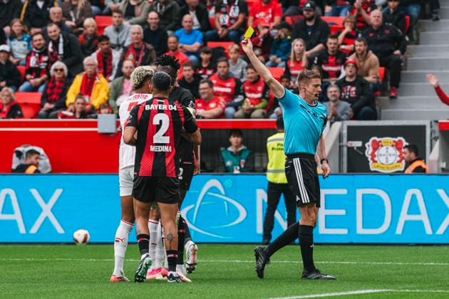 September 20, 2026, xjmrgnx, Soccer, Bundesliga 1, Bayer 04 Leverkusen vs. RB Leipzig: Referee Robert Schröder shows Antonio Nusa the yellow card in the 7th minute, Leipzig a yellow card after an alleged dive. DFL and DFB regulations prohibit any use of photographs as image sequences and or quasi-video. Leverkusen