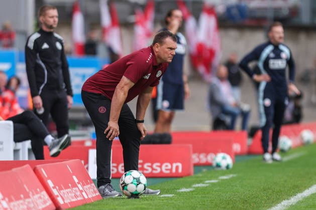 Soccer, 3rd Division, Matchday 7: Rot Weiss Essen vs. Hansa Rostock on September 20, 2026, at the Stadion an der Hafenstraße in Essen. Uwe Koschinat, Head Coach of Essen. DFB regulations prohibit any use of photographs as image sequences and or quasi-video. xJRx