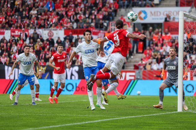 Soccer, 3rd Division, Matchday 7: Rot Weiss Essen vs. Hansa Rostock on September 20, 2026, at the Stadion an der Hafenstraße in Essen. José Enrique Ríos Alonso (Essen) heading the ball. DFB regulations prohibit any use of photographs as image sequences and or quasi-video. xJRx