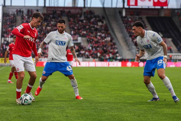 Soccer, 3rd Division, Matchday 7: Rot Weiss Essen vs. Hansa Rostock on September 20, 2026, at the Stadion an der Hafenstraße in Essen. Marvin Obuz (Essen, left), Leon Dajaku (Rostock, center), Niklas Kölle (Rostock, right). DFB regulations prohibit any use of photographs as image sequences and or quasi-video. xJRx
