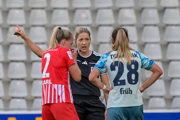 Referee Karoline Wacker in conversation with Lisa Karl of SC Freiburg Women, 02, and Paulina Tomasiak of Bayer 04 Leverkusen Women, 28 (GER), SC Freiburg vs. Bayer 04 Leverkusen, Women’s Soccer, Bundesliga, Matchday 5, 2026–2027 Season, September 20, 2026 DFB regulations prohibit any use of photographs as image sequences and or quasi-video GER, SC Freiburg vs. Bayer 04 Leverkusen, Women’s Soccer, Bundesliga, Matchday 5, 2026–2027 Season, September 20, 2026, Freiburg Copyright: xEibner-Pressefotox EP_THS