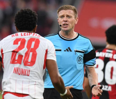 September 20, 2026, xophax, Soccer, Bundesliga 1, Bayer 04 Leverkusen vs. RB Leipzig; referee Robert Schröder (right) and Christopher Nkunku of RB Leipzig. DFL and DFB regulations prohibit any use of photographs as image sequences and or quasi-video. Leverkusen